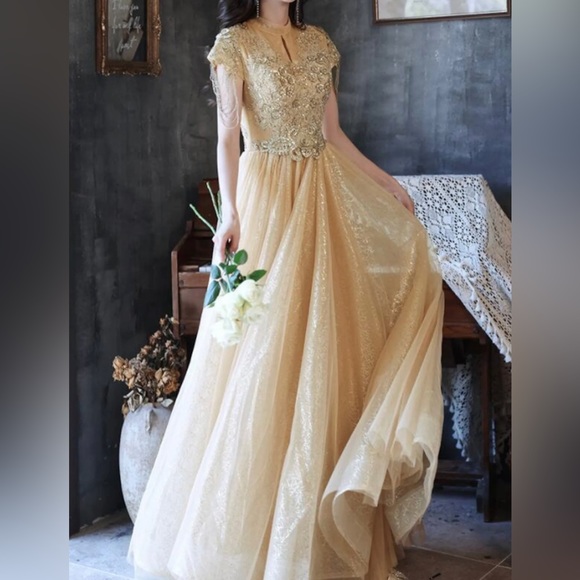 Royal luxury golden long gown - Picture 1 of 2